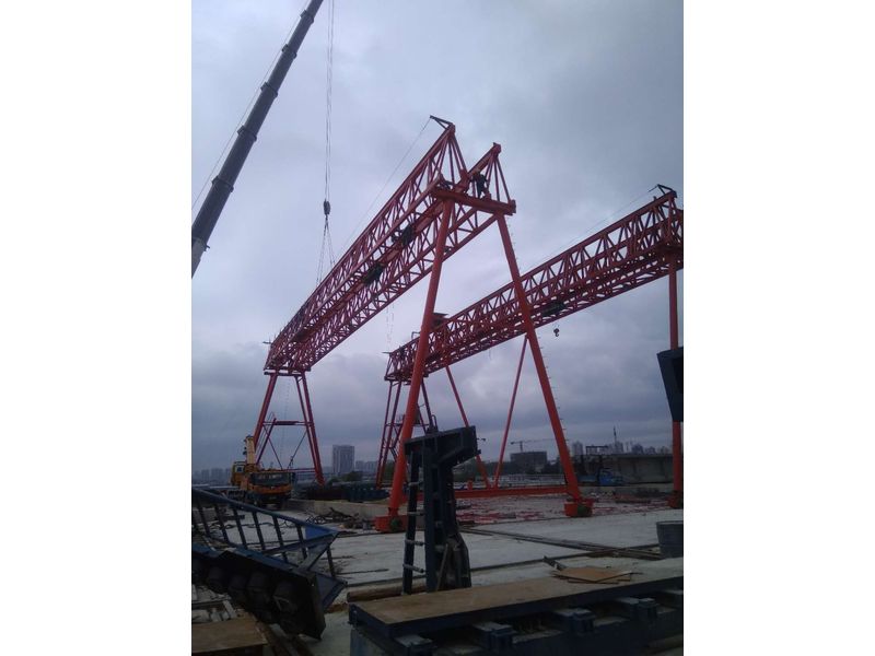 安徽明光至巢湖高速公路滁州段MC-LJ04標(biāo)，采購高遠(yuǎn)重型MG8010t-32m-9m龍門吊二臺(tái)、MH10t-32m-9龍門吊三臺(tái)生產(chǎn)中