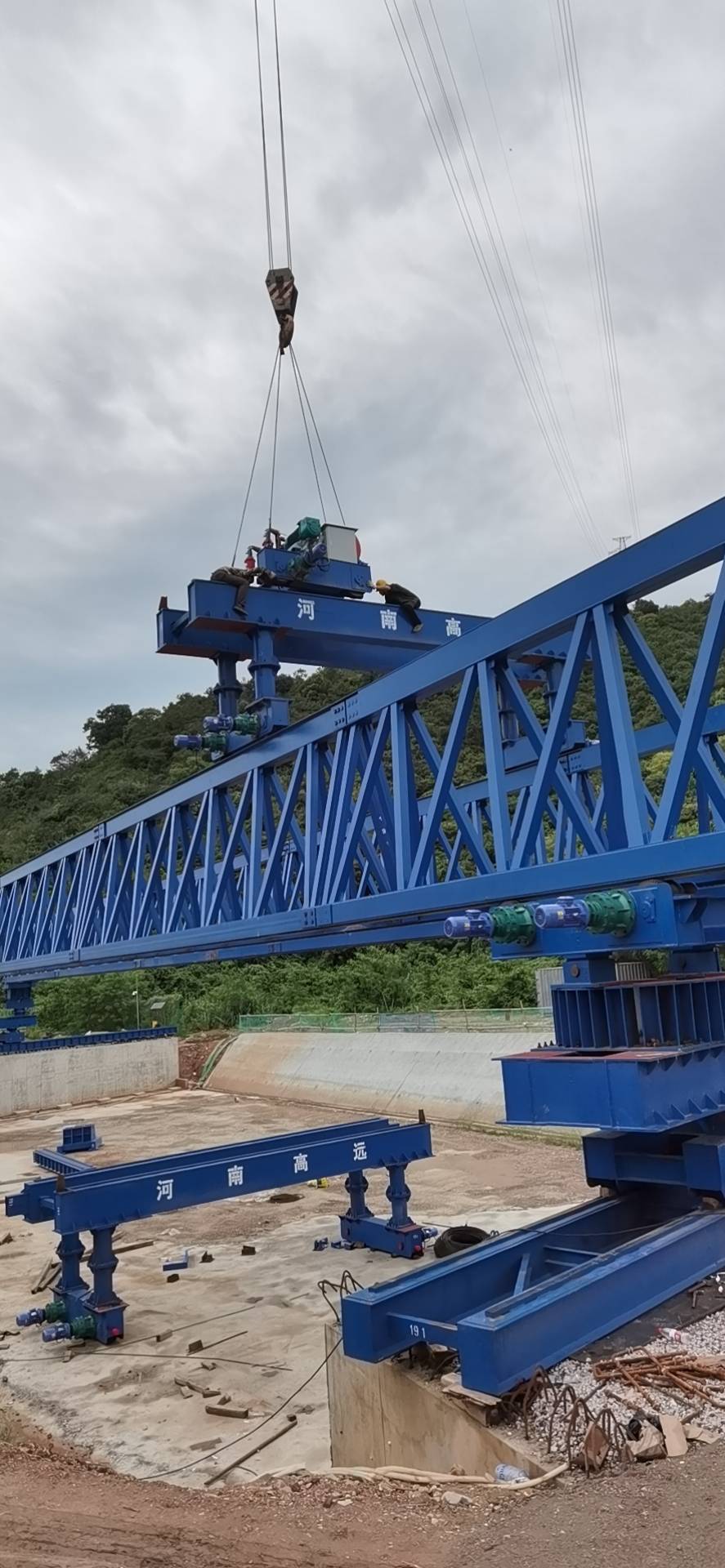 黃岡華鑫建筑勞務有限公司，深圳寶安區(qū)石清大道一期道路工程上跨廣深客運專線橋梁工程，采購全新式QYLQ50m-220t架橋機