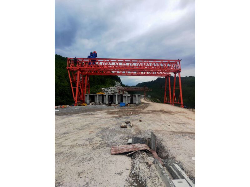 重慶匯森路橋工程建設(shè)有限公司，巴萬(wàn)高速三標(biāo)項(xiàng)目部采購(gòu)高遠(yuǎn)重型MG100/10-24m-9m龍門吊兩臺(tái)，設(shè)備發(fā)貨出廠