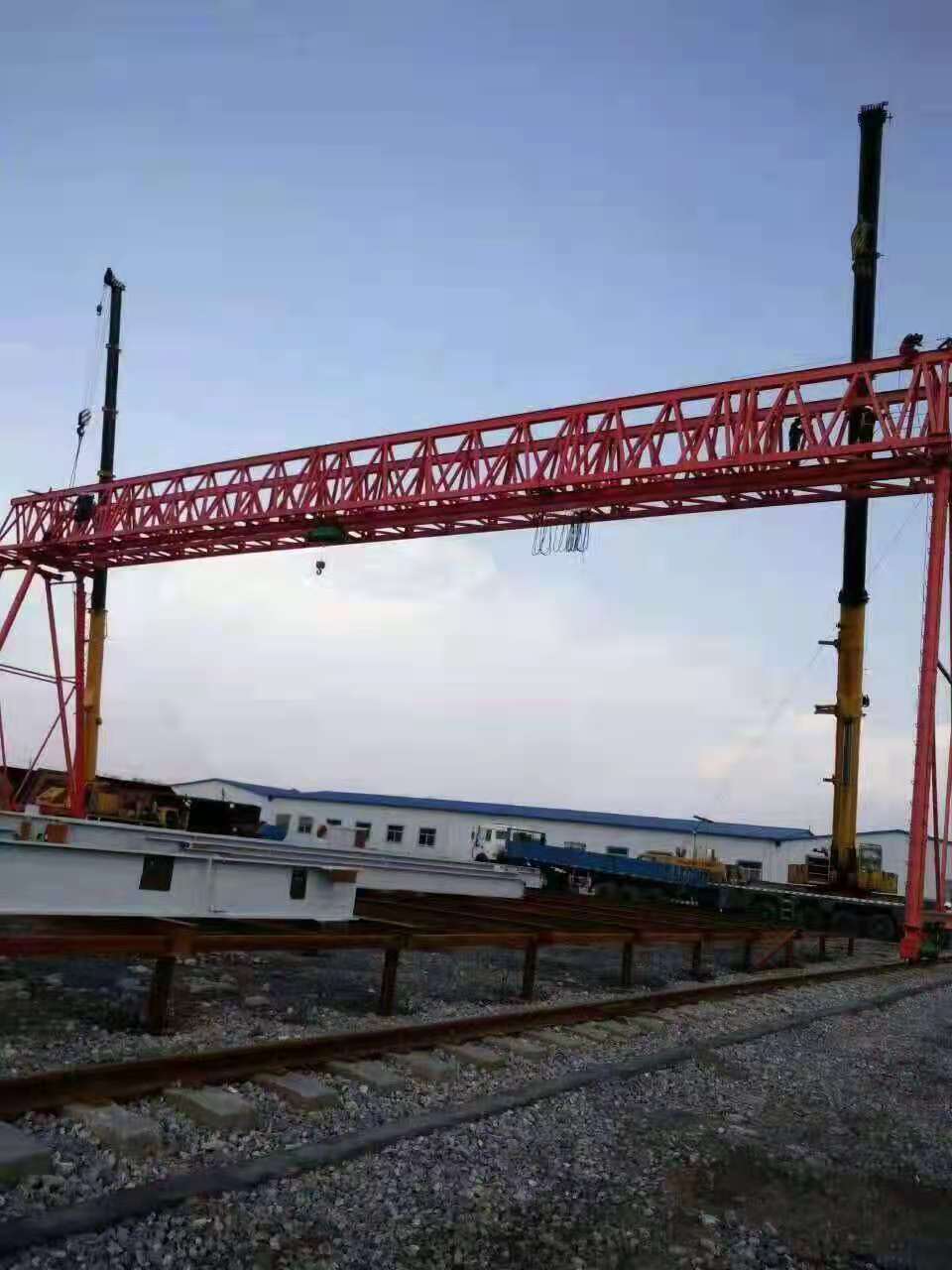 為什么龍門吊還需要做地基?當地面坡度比較大時,我們該怎么做龍門吊地基?