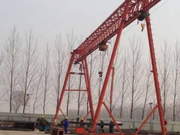 龍門吊門式起重機(jī)作業(yè)時如何確保下方人員的安全？